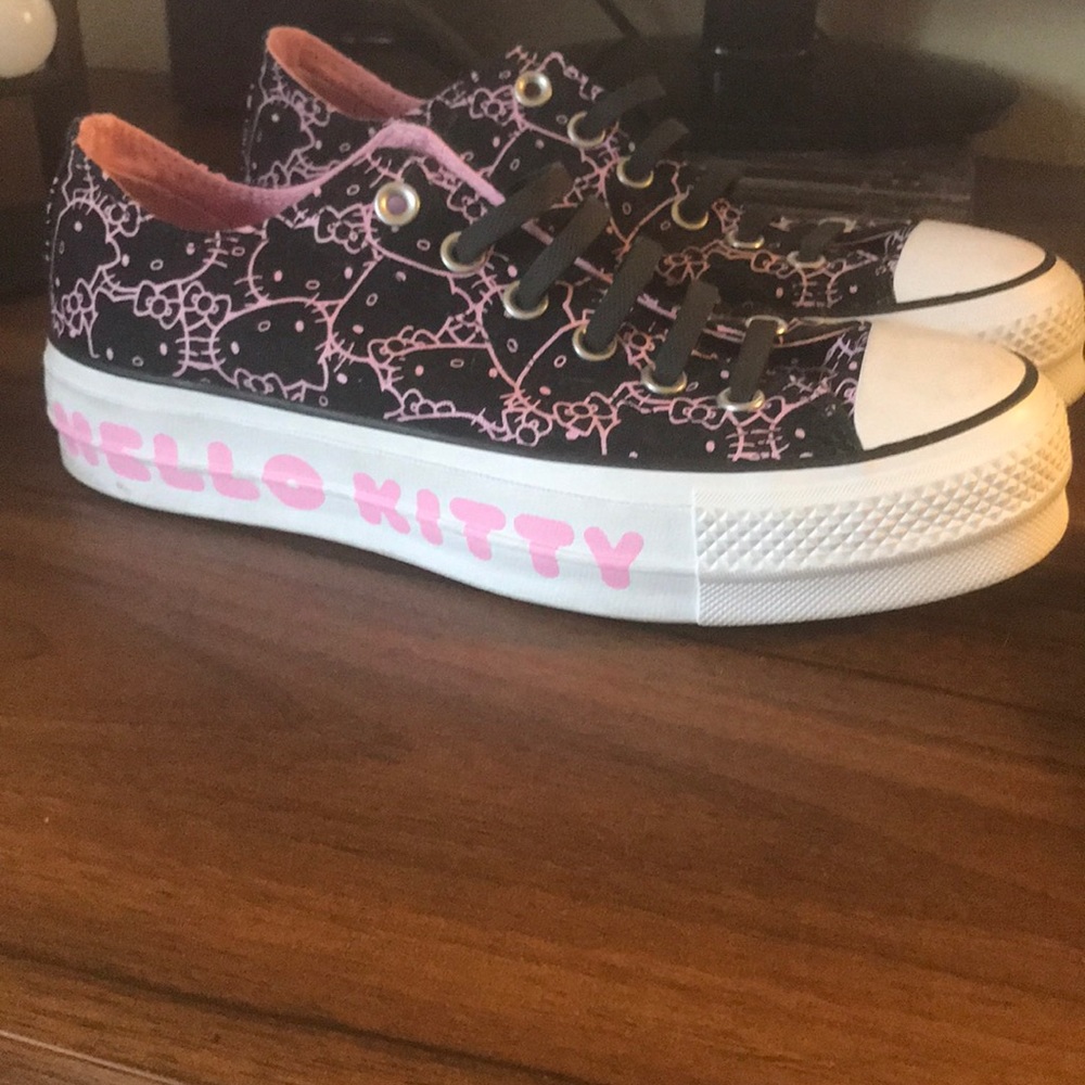 Hello Kitty Converse - size 8